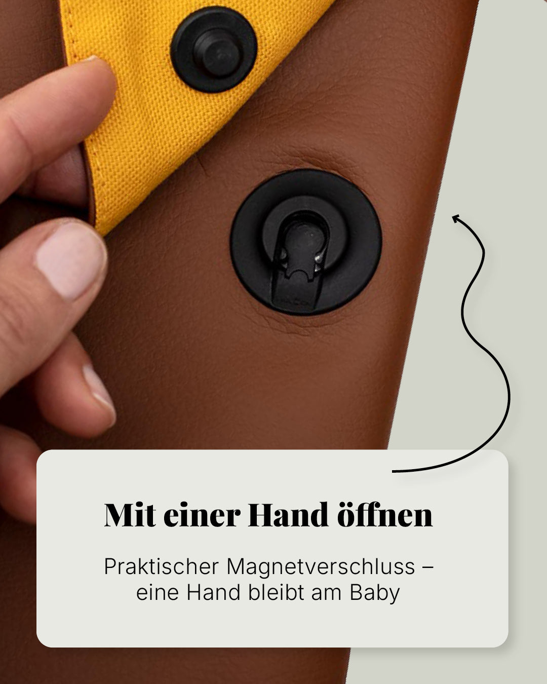 Vorteil Nahaufnahme davon, wie eine Hand den magnetischen Fidlock Verschluss der faltbaren Wickeltasche von Villawind öffnet
