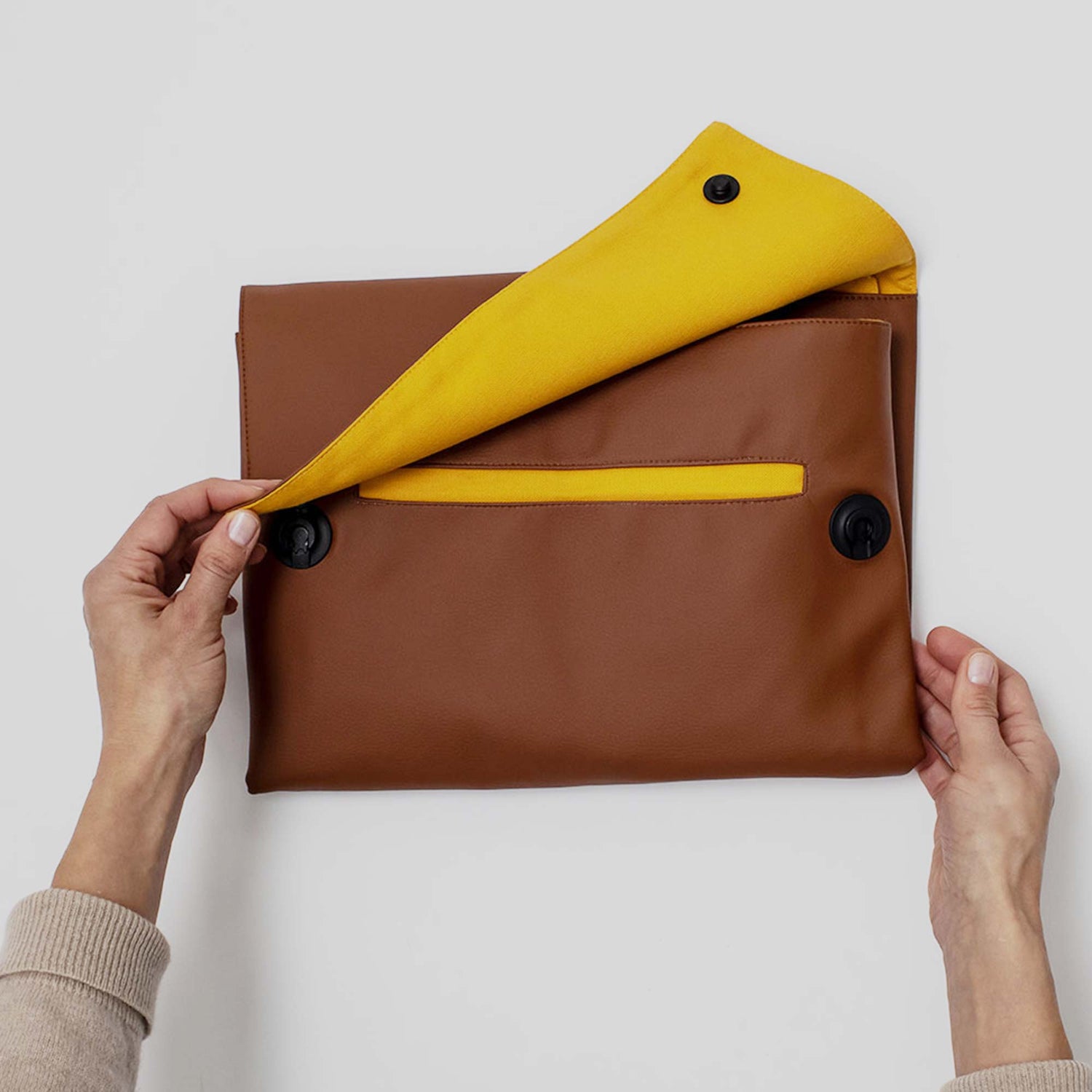 Wie faltbare Wickeltasche von Villawind kann mit einer Hand bequem geöffnet werden