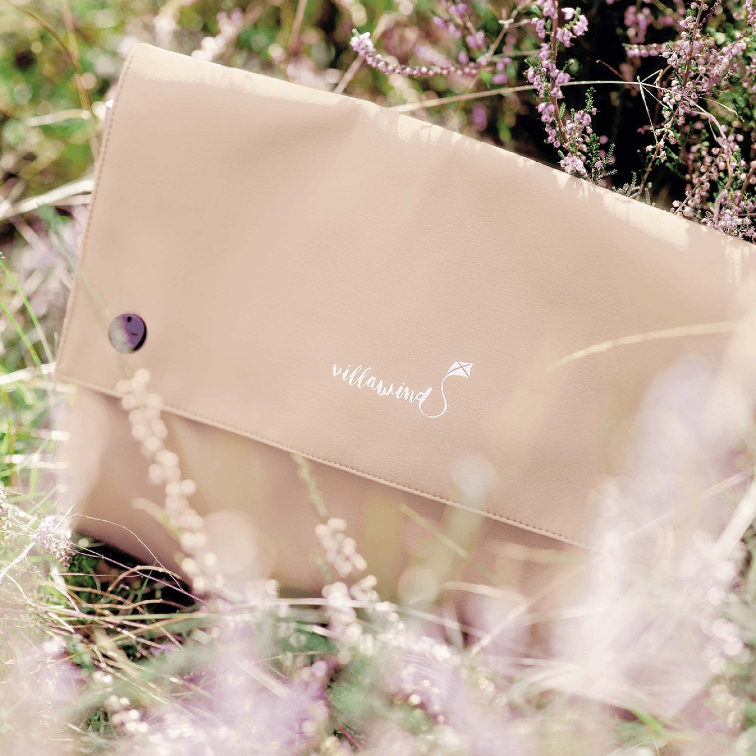 Die faltbaren Wickeltaschen von Villawind werden aus veganem Leder hergestellt