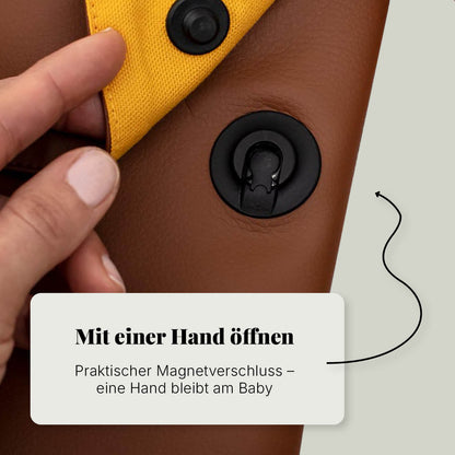 Fidlock-Magnetverschluss der Villawind Wickeltasche wird mit einer Hand geöffnet