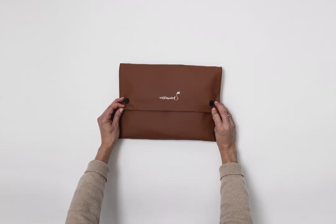 Villawind Wickeltasche wird einhändig geöffnet mit Fidlock-Magnetverschluss und zur Wickelunterlage aufgeklappt mit Organizer-Fächern für Windeln Feuchttücher und Nassfach